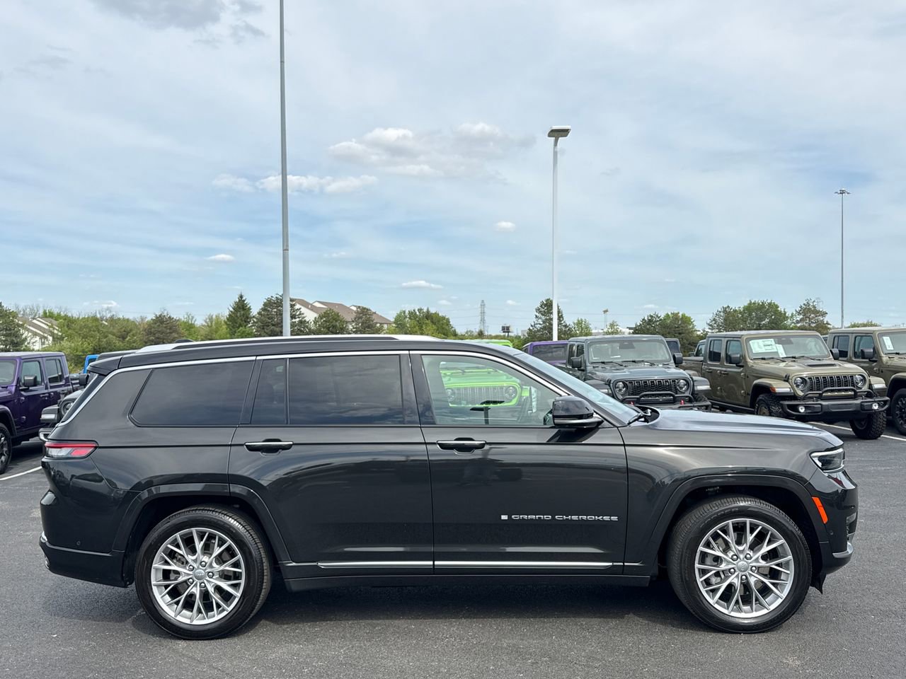 Used 2022 Jeep Grand Cherokee L Summit image 2