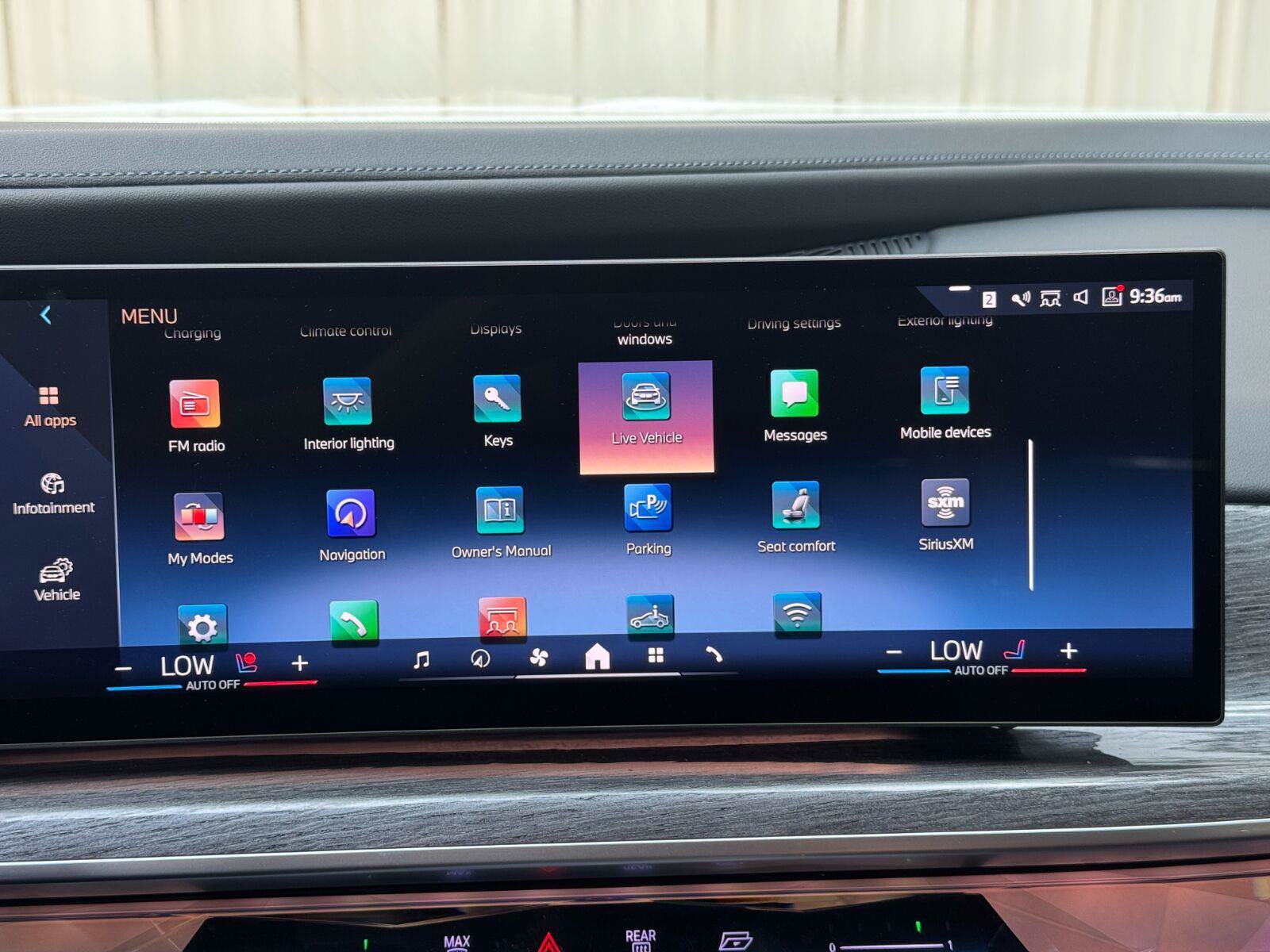 Used 2023 BMW i7 xDrive60 w/ Executive Package 2 AWD/4WD image 28