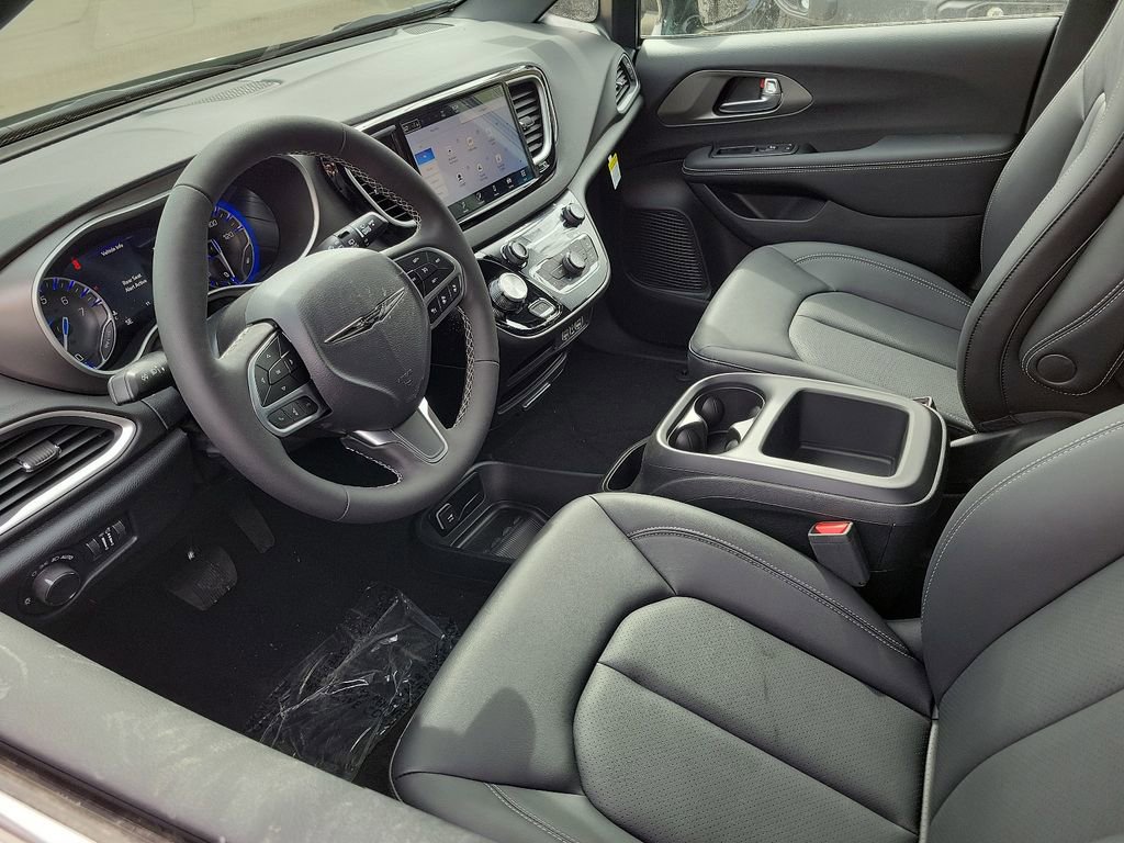 New 2025 Chrysler Voyager LX image 2