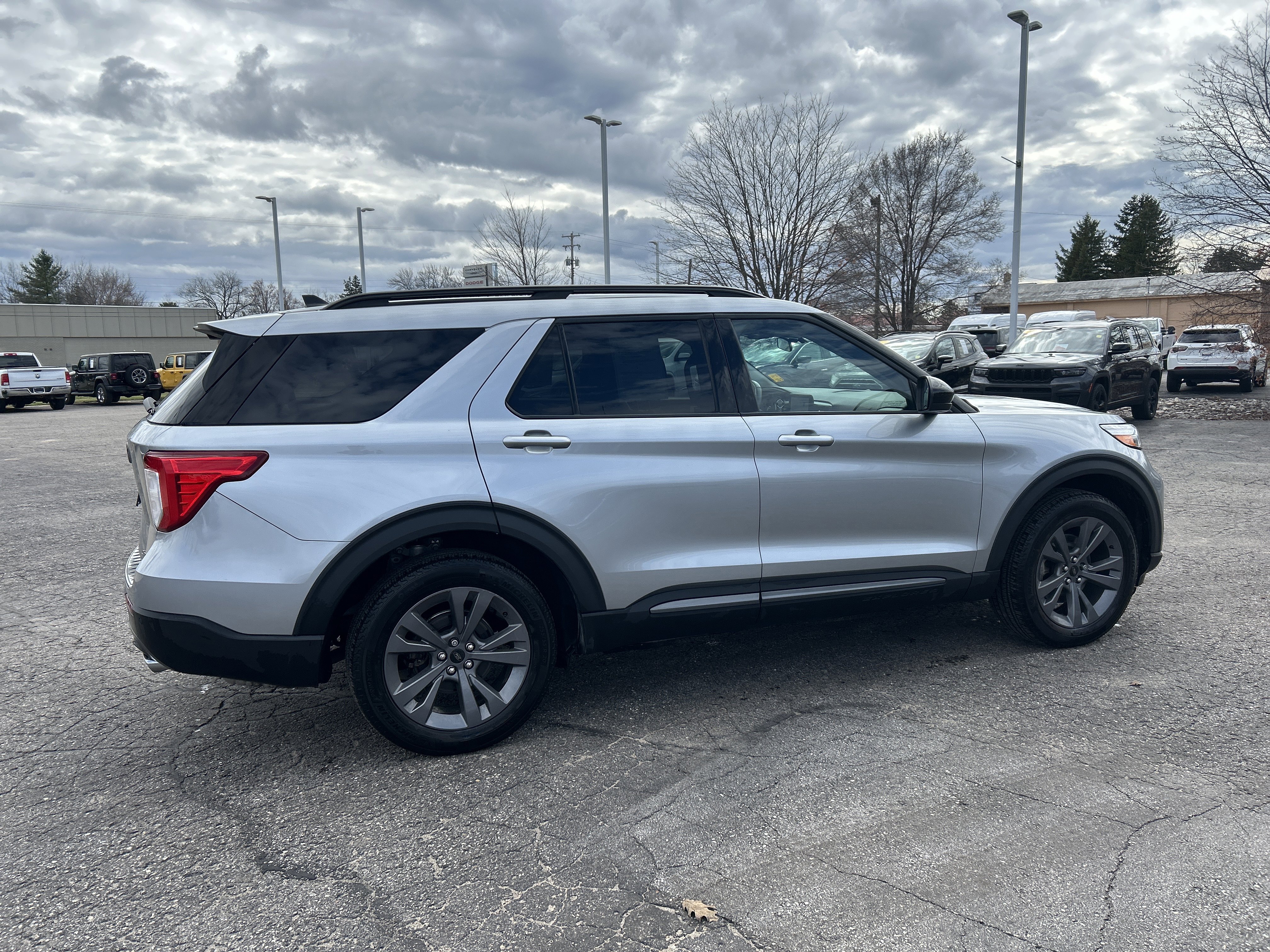 Used 2022 Ford Explorer XLT w/ XLT Sport Appearance Package image 3