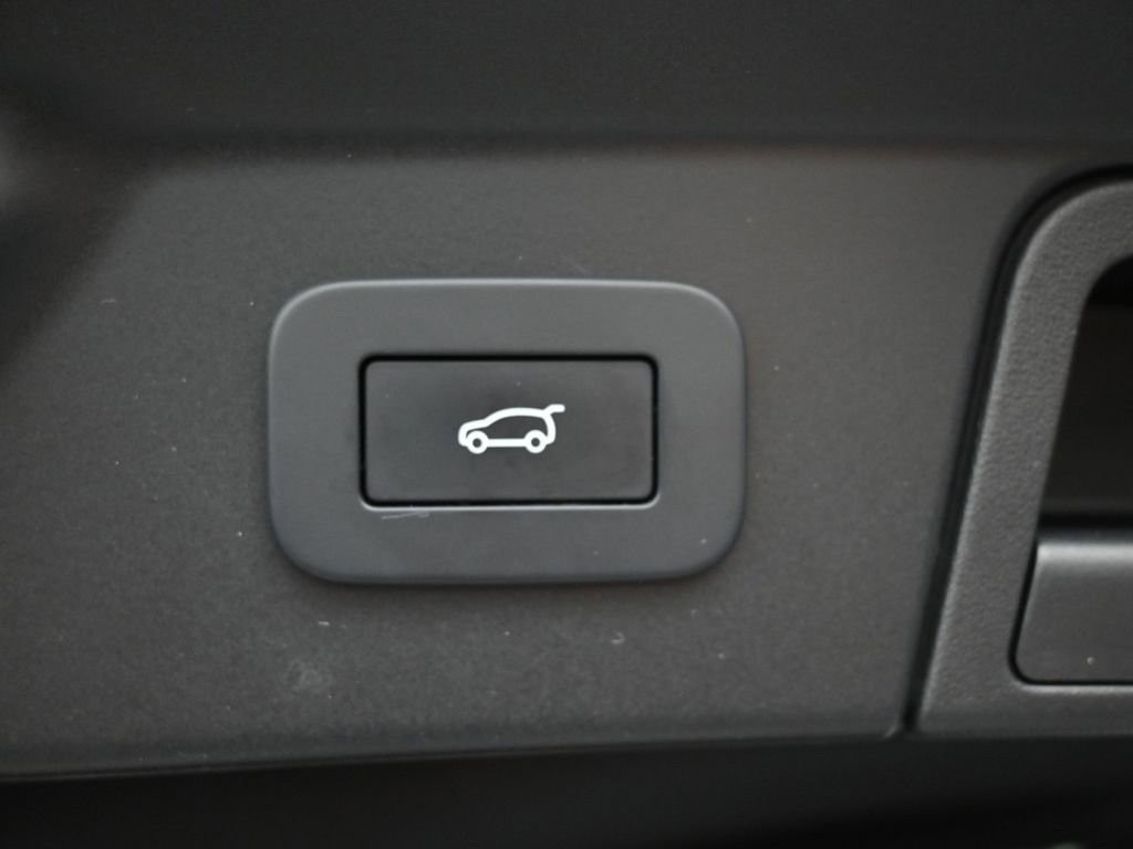 Used 2025 Land Rover Range Rover Velar S image 15