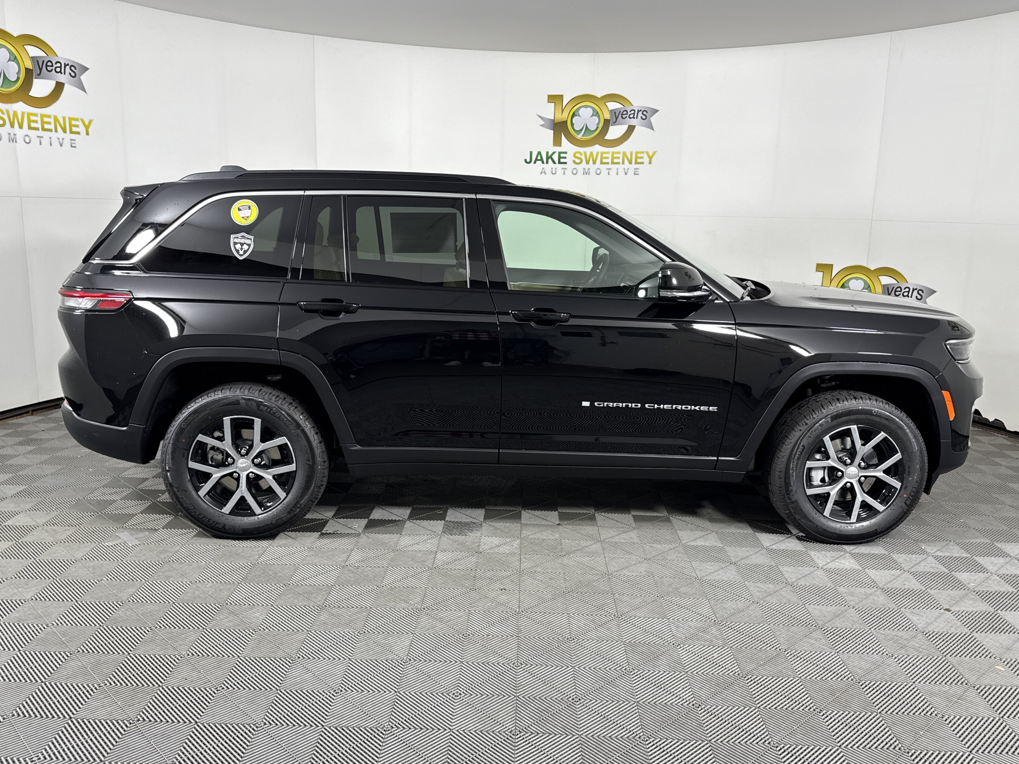 New 2025 Jeep Grand Cherokee Limited w/ Trailer Tow Package AWD/4WD image 11