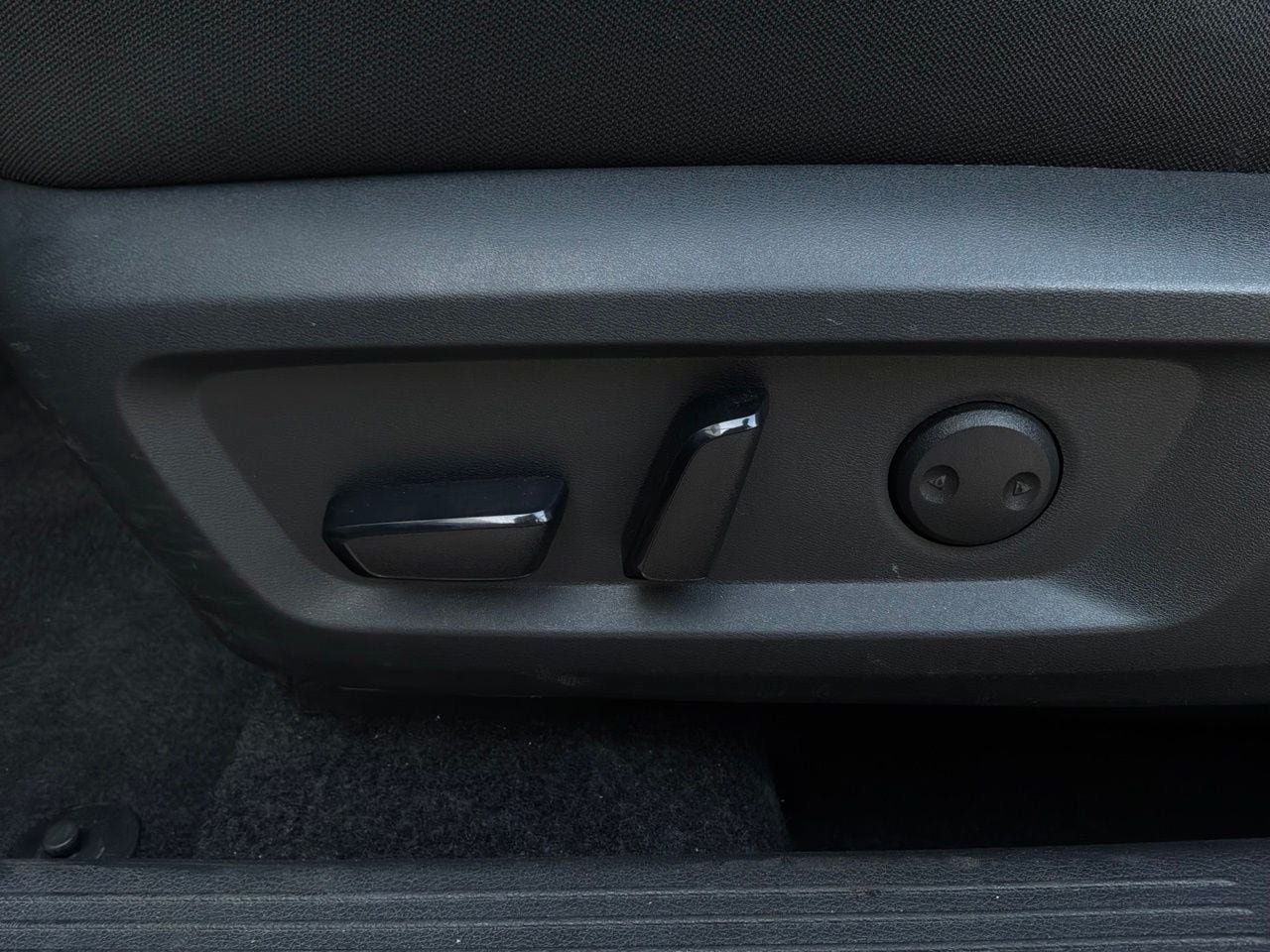 Used 2025 Nissan Rogue SV FWD image 11