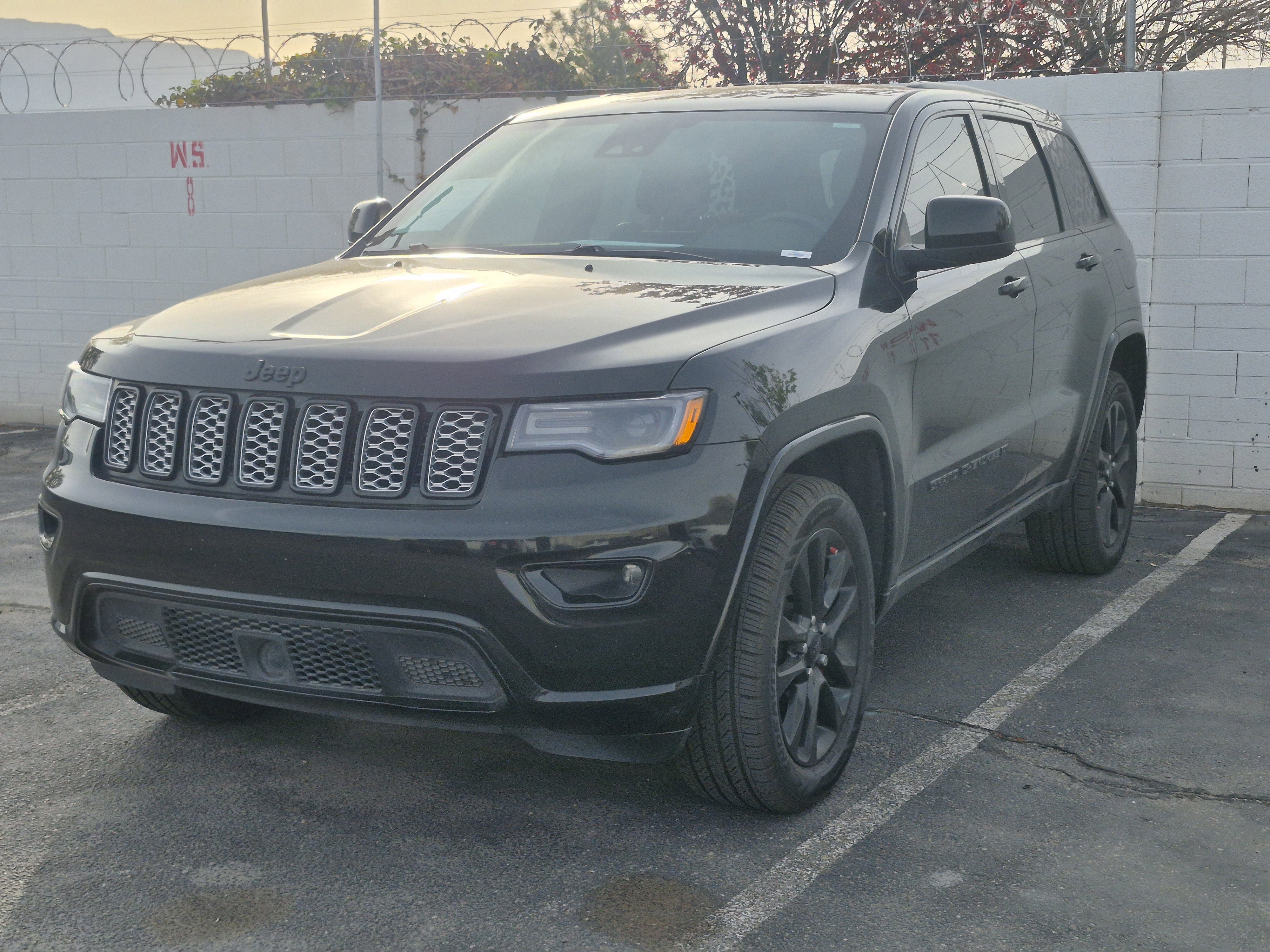 Used 2022 Jeep Grand Cherokee Laredo X image 1