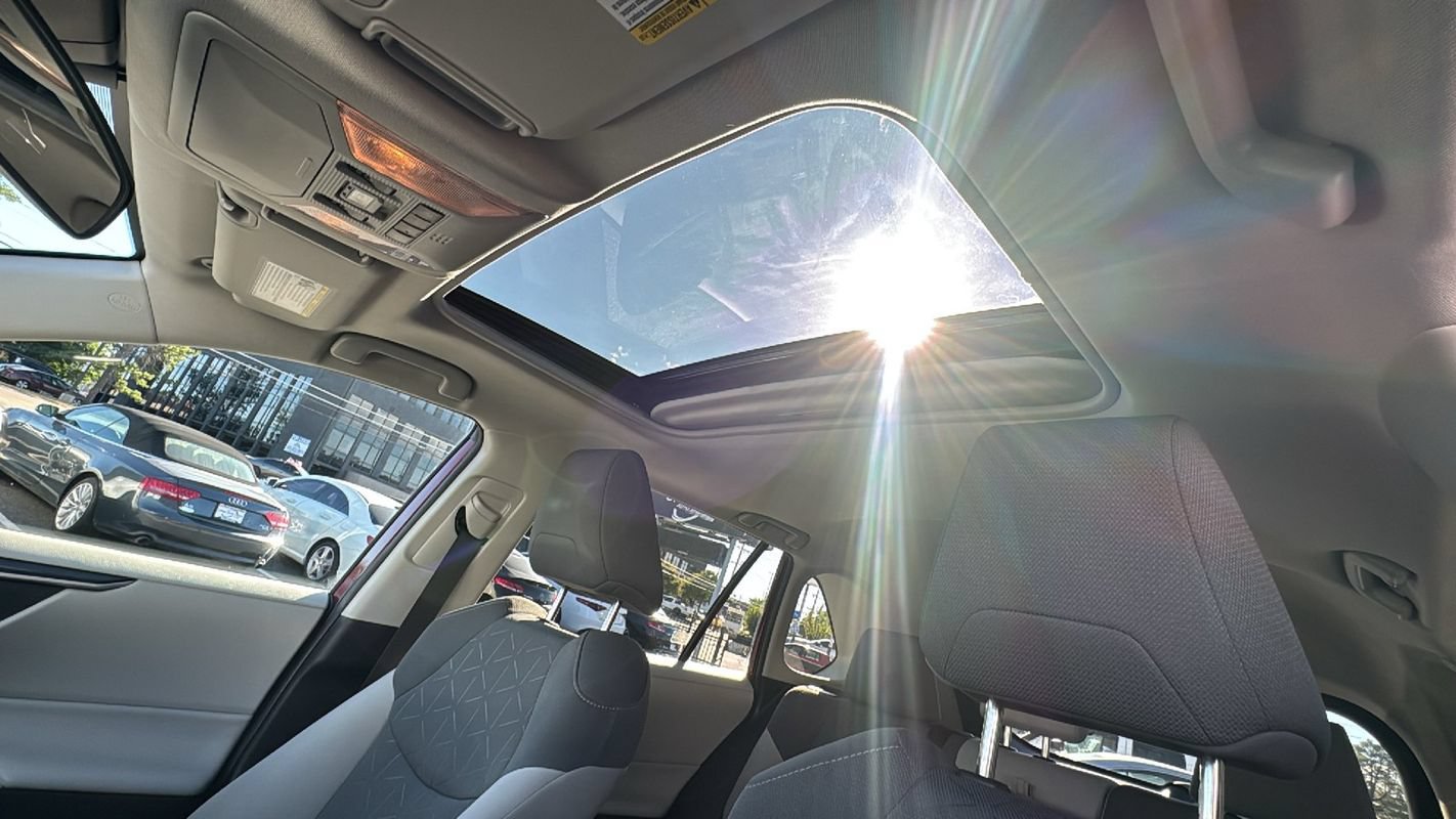 Used 2021 Toyota RAV4 XLE w/ Convenience Package AWD/4WD image 11