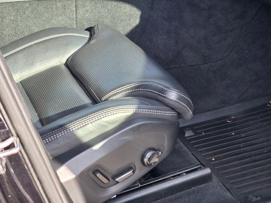 Used 2022 Volvo XC60 T8 Inscription w/ Advanced Package image 6