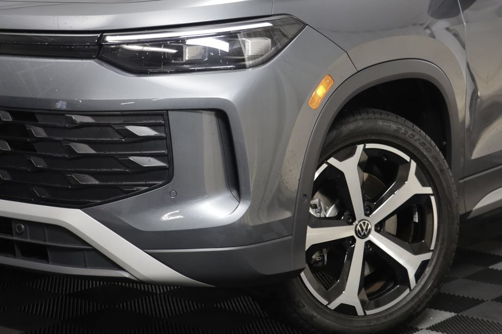Used 2026 Volkswagen Tiguan SE AWD/4WD image 3