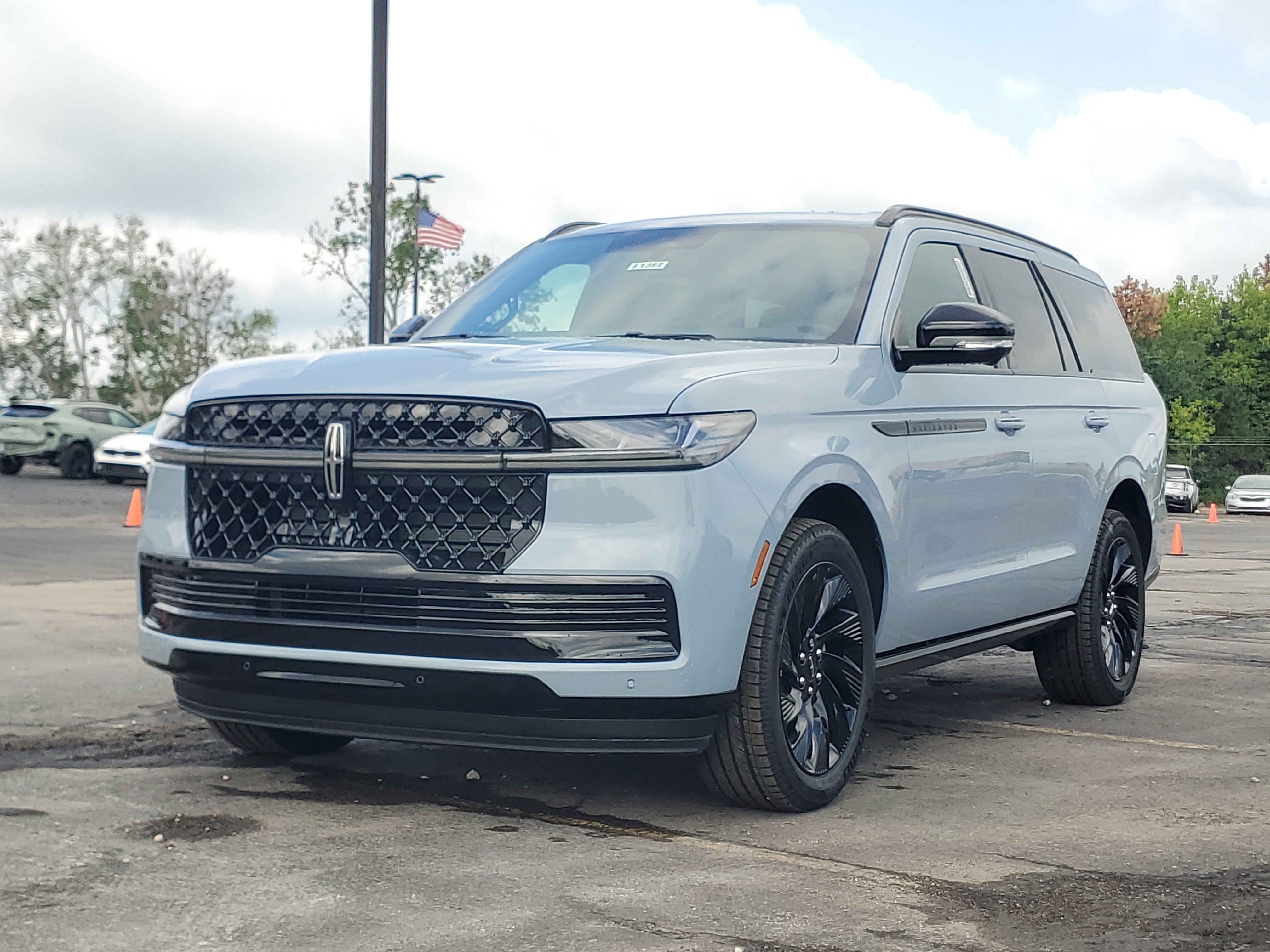 New 2026 Lincoln Navigator Reserve w/ Jet Appearance Package AWD/4WD video 2