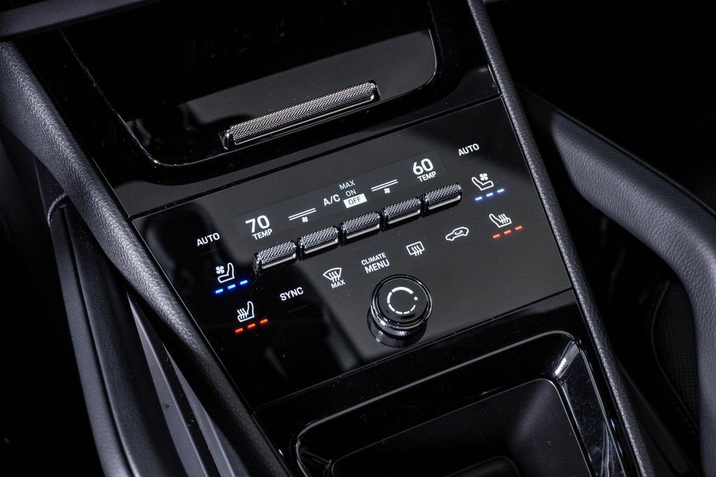 Certified 2025 Porsche Cayenne AWD/4WD image 24