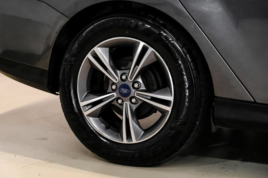 Used 2018 Ford Focus SE w/ SE Appearance Package FWD image 58