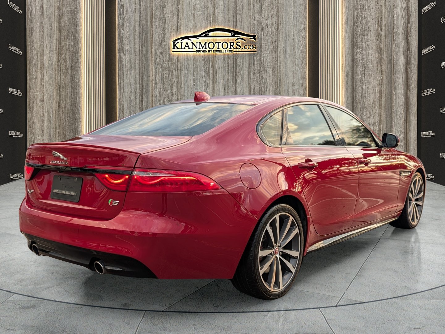 Used 2018 Jaguar XF S RWD image 9