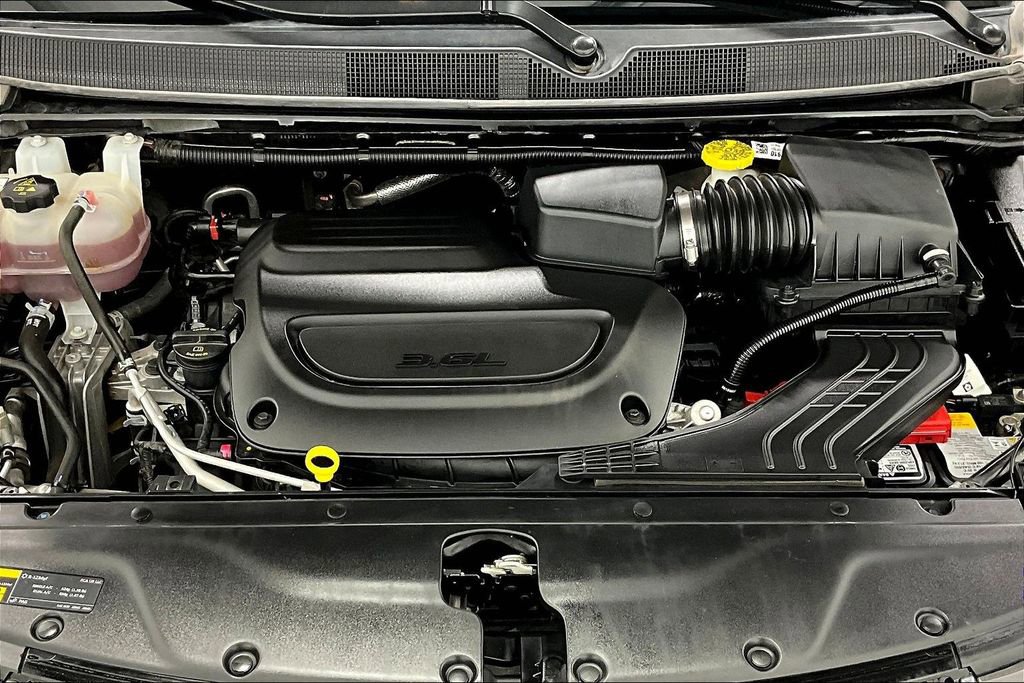 Used 2023 Chrysler Pacifica Touring-L image 12