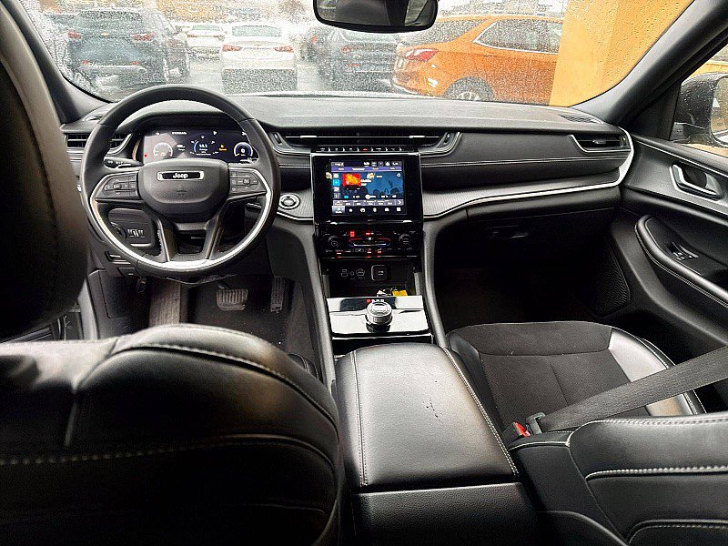 Used 2023 Jeep Grand Cherokee L Laredo image 11