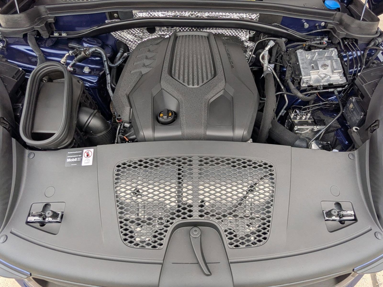 Certified 2026 Porsche Macan AWD/4WD image 28