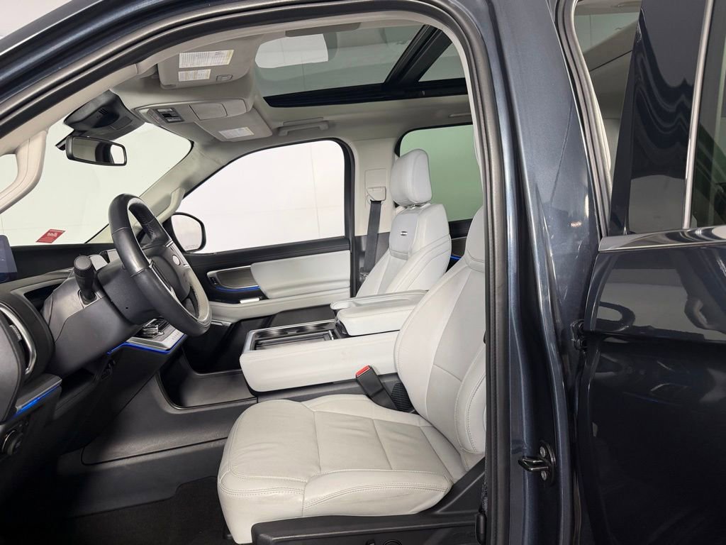 Used 2025 Ford Expedition Platinum w/ Driver's Package AWD/4WD image 21