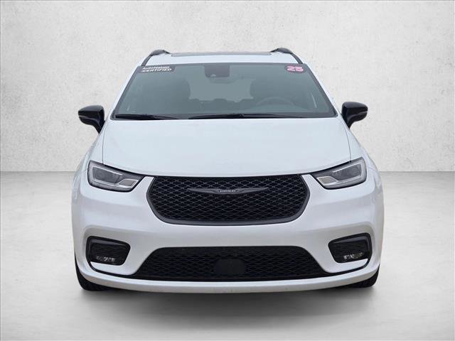 Used 2025 Chrysler Pacifica Limited image 2
