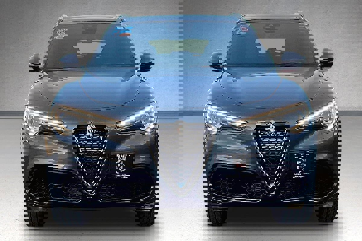 Used 2022 Alfa Romeo Stelvio Ti image 3