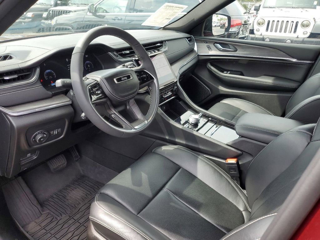 Used 2024 Jeep Grand Cherokee Overland w/ Luxury Tech Group IV AWD/4WD image 15
