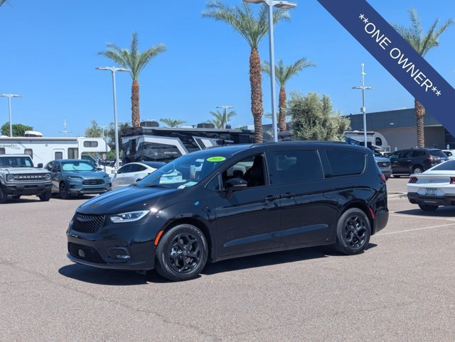 Used 2025 Chrysler Pacifica Premium FWD image 2