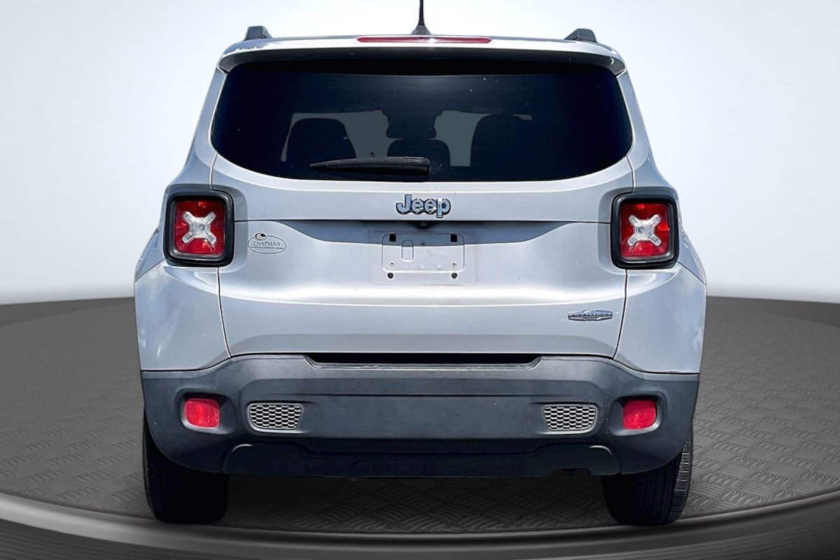 Used 2015 Jeep Renegade Latitude FWD image 4
