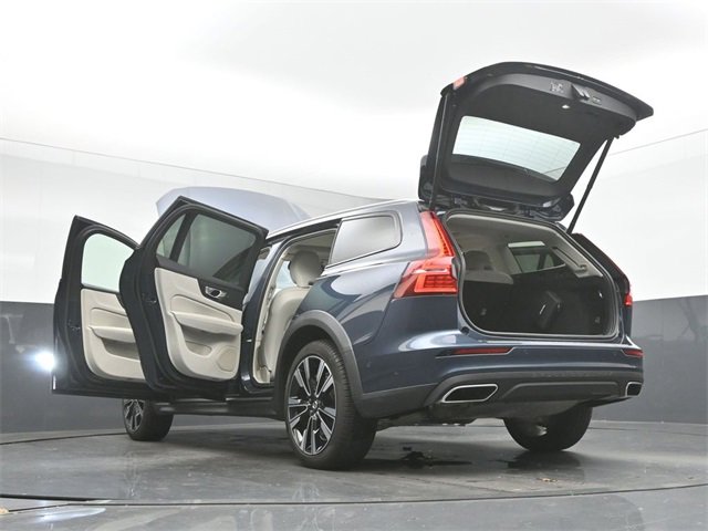 Used 2022 Volvo V60 T5 Cross Country w/ Advanced Package image 54