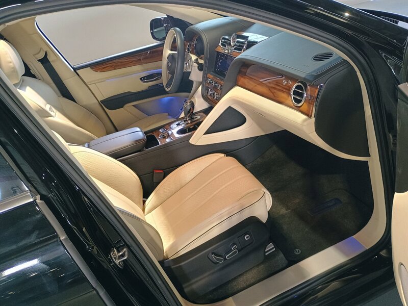 Used 2023 Bentley Bentayga AWD/4WD image 36
