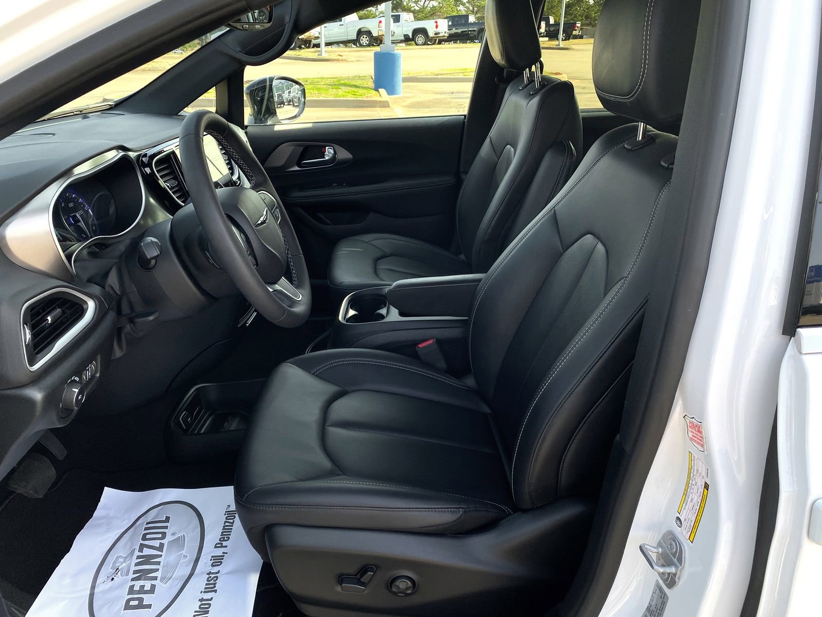 Used 2025 Chrysler Pacifica Select image 10