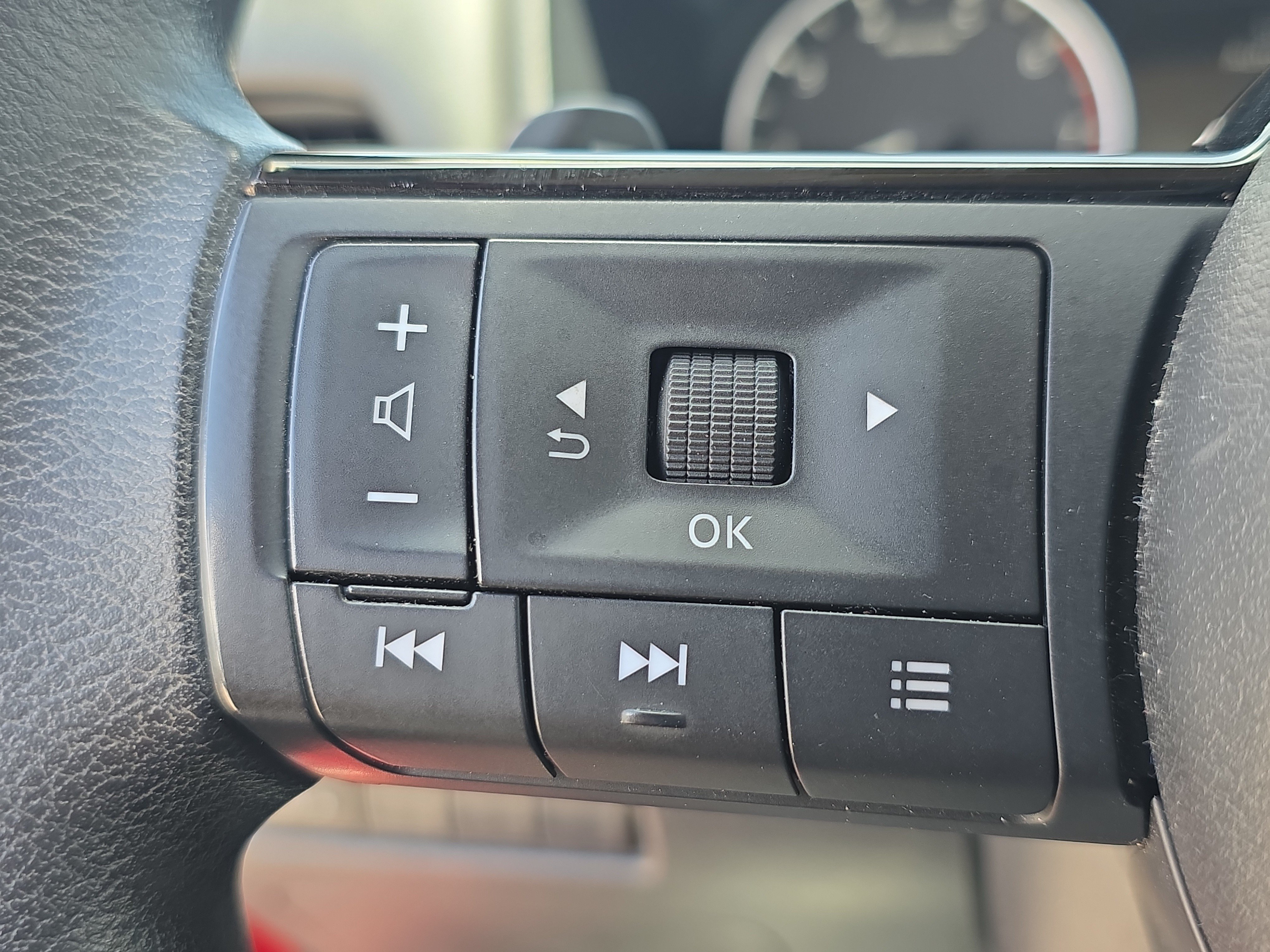 Used 2023 Nissan Rogue SV FWD image 28