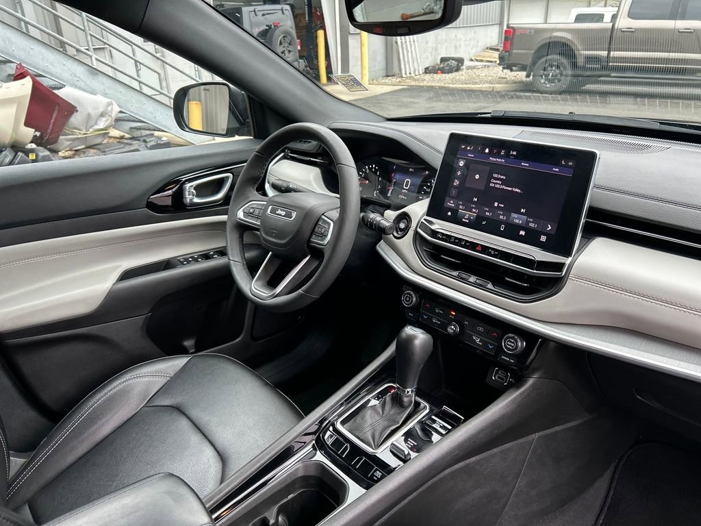 Used 2025 Jeep Compass Limited image 32