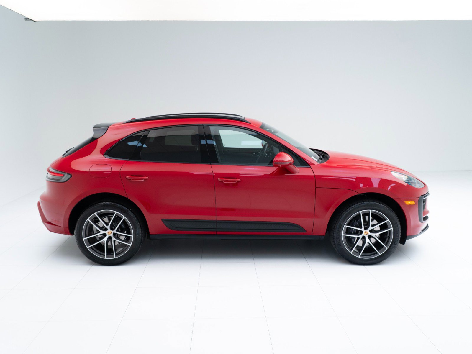 Certified 2025 Porsche Macan image 8
