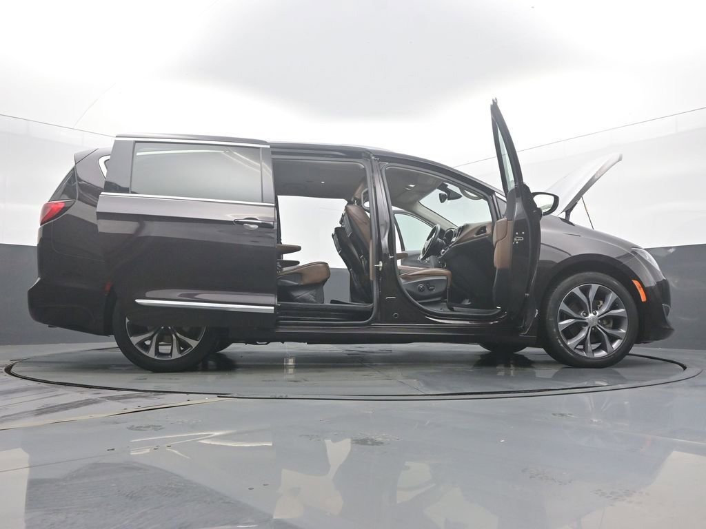Used 2018 Chrysler Pacifica Limited image 61