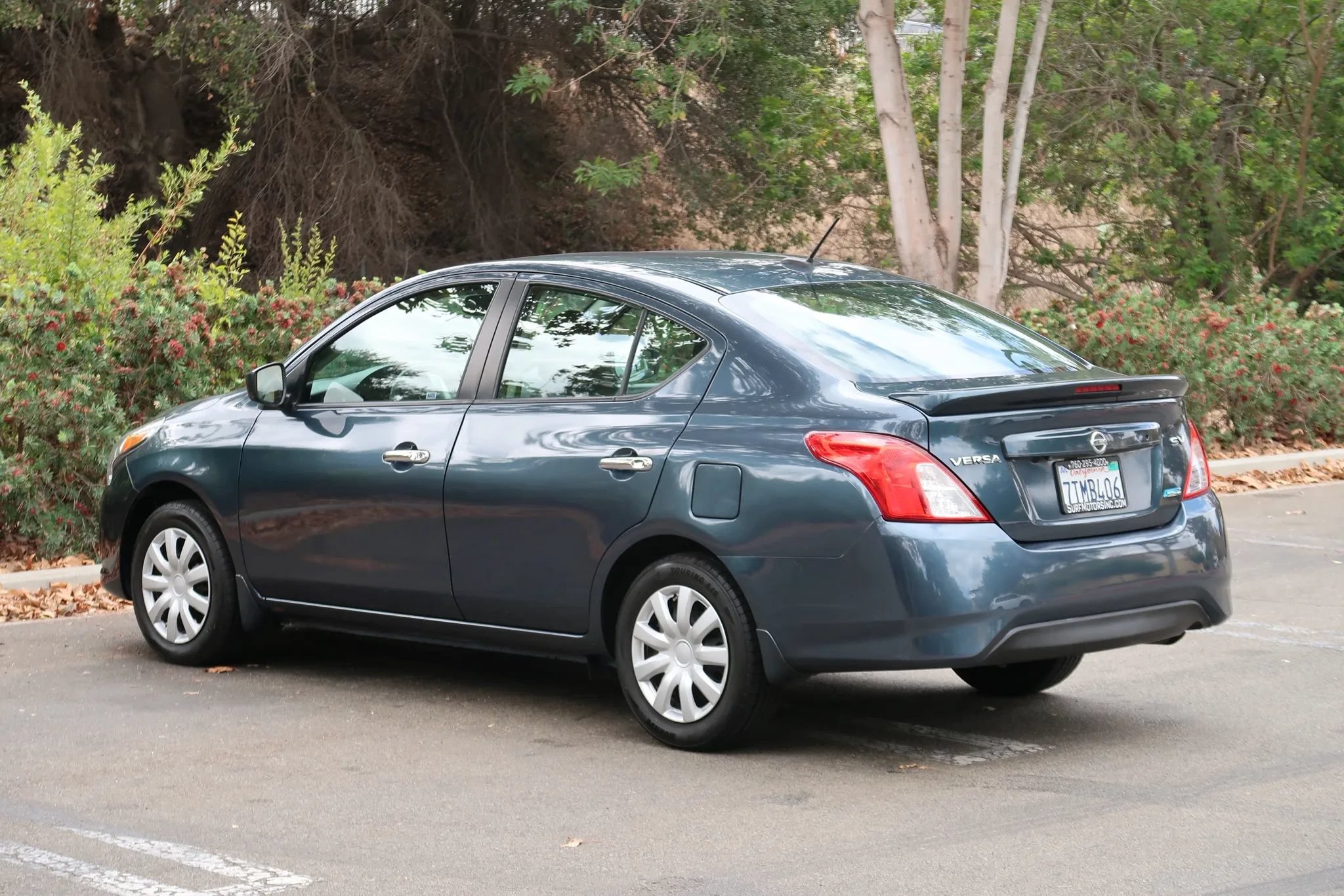 Used 2016 Nissan Versa SV w/ SV Tech Package FWD image 6