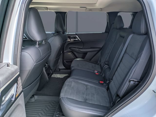 Used 2025 Mitsubishi Outlander SE FWD image 14