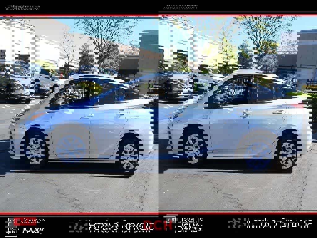 Used 2022 Toyota Prius L Eco image 4