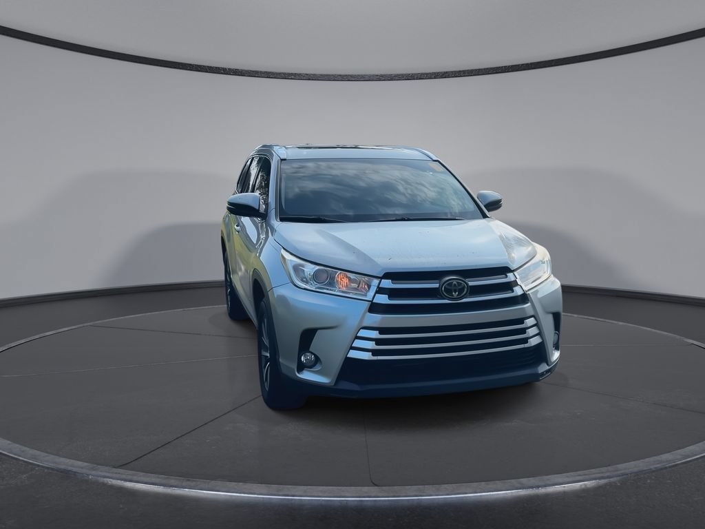 Used 2019 Toyota Highlander XLE FWD image 3