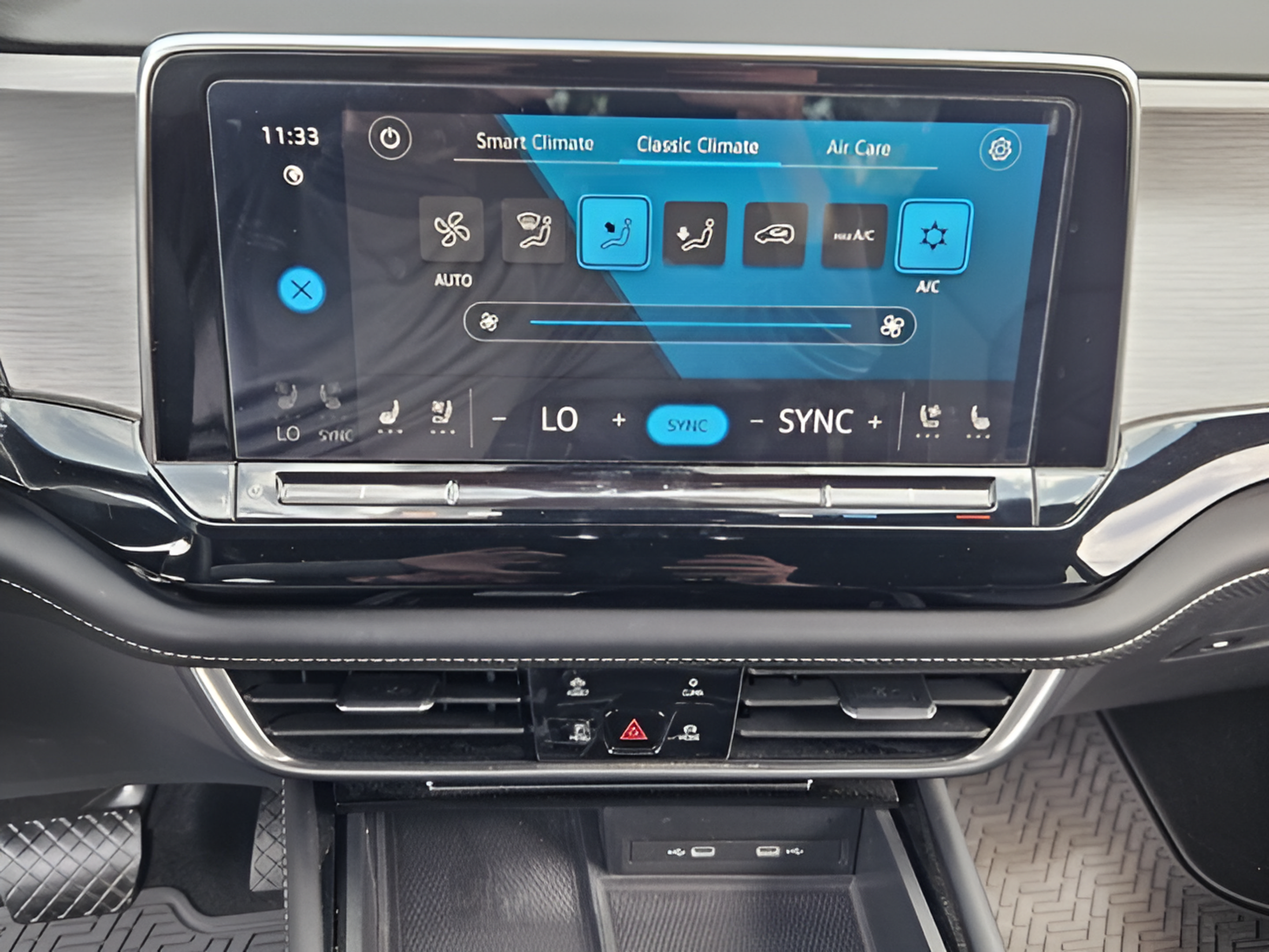 Certified 2024 Volkswagen Atlas Cross Sport SE AWD/4WD image 17
