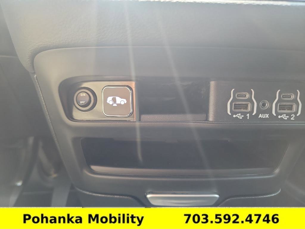 Used 2025 Chrysler Pacifica Select image 13