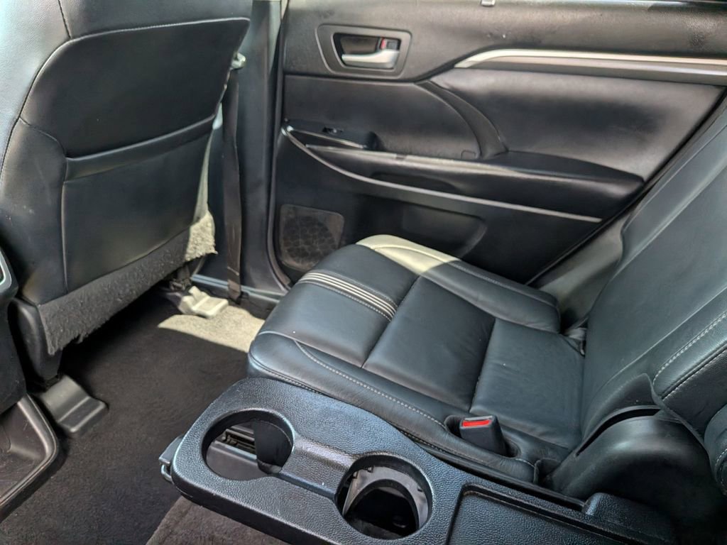 Used 2018 Toyota Highlander SE image 30