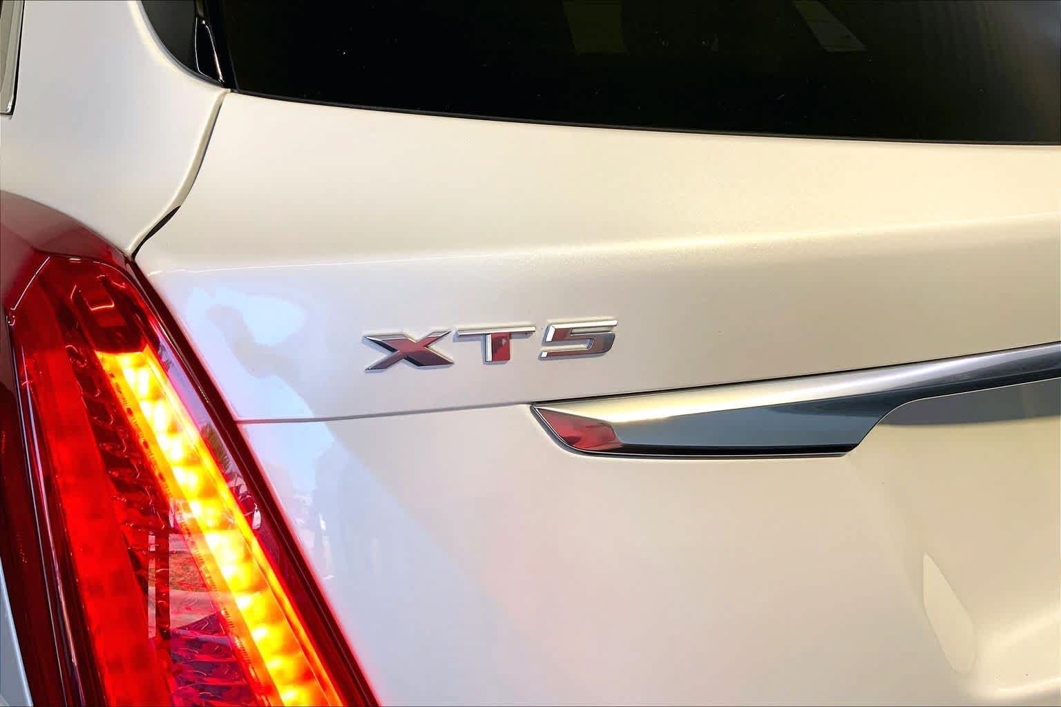 Used 2017 Cadillac XT5 Luxury w/ Driver Awareness Package AWD/4WD image 10