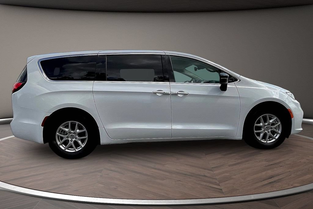 Used 2024 Chrysler Pacifica Touring-L FWD image 9