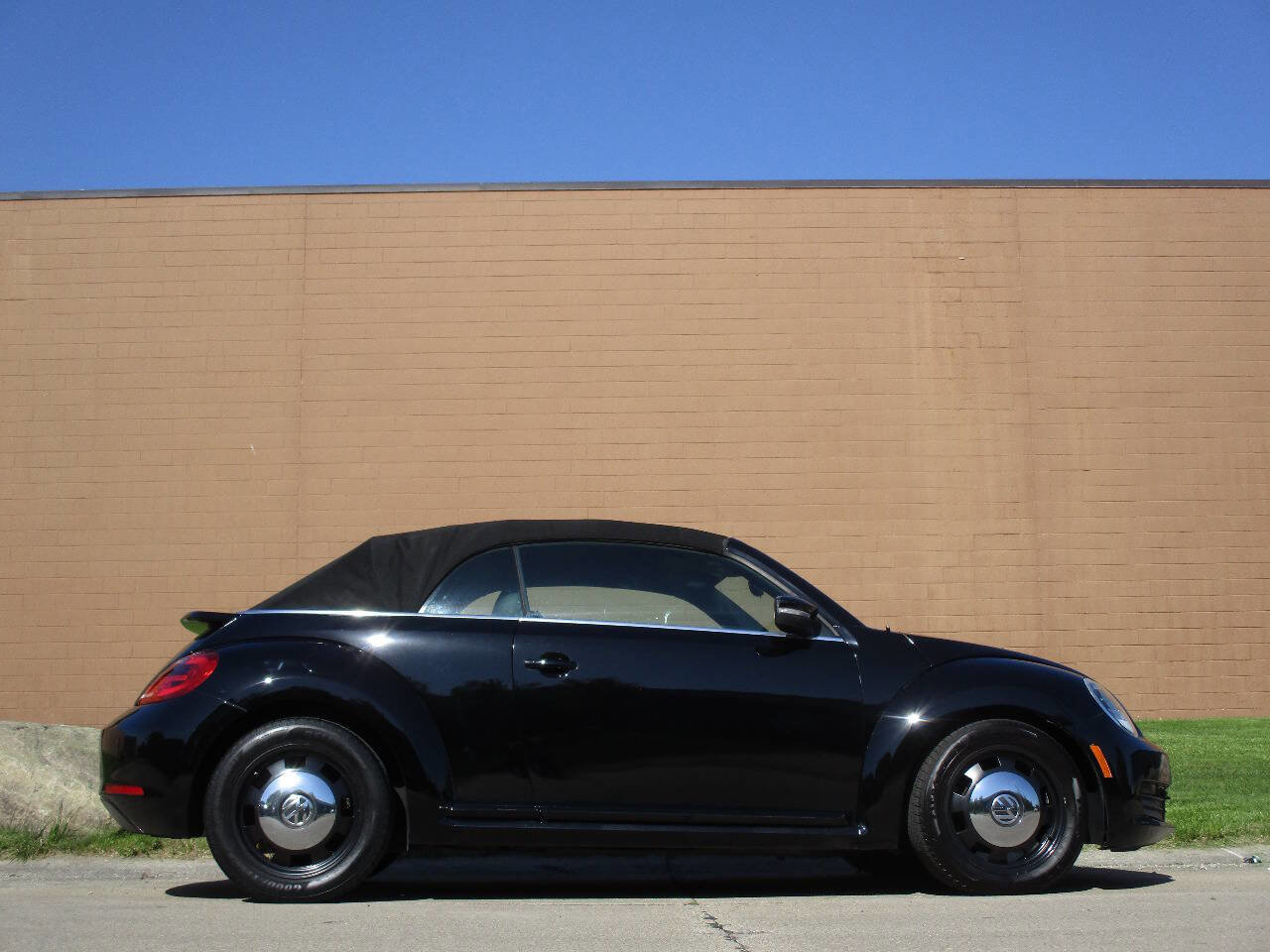 Used 2013 Volkswagen Beetle 2.5 FWD image 3