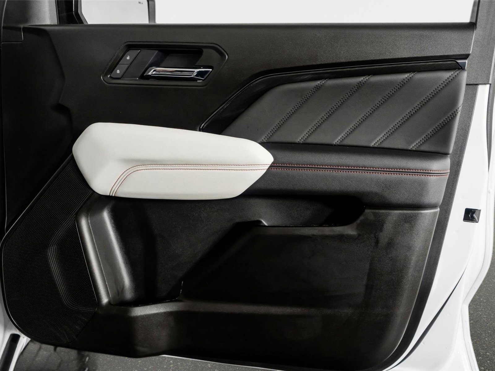 Used 2025 GMC Canyon AT4 w/ AT4X Package image 91