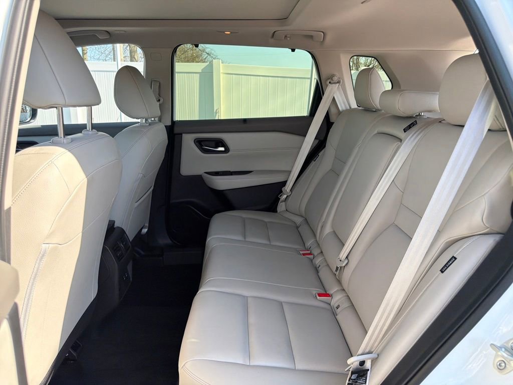Used 2025 Nissan Rogue SL w/ SL Premium Package image 32