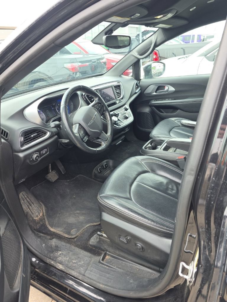 Used 2019 Chrysler Pacifica Touring Plus w/ S Appearance Package image 6