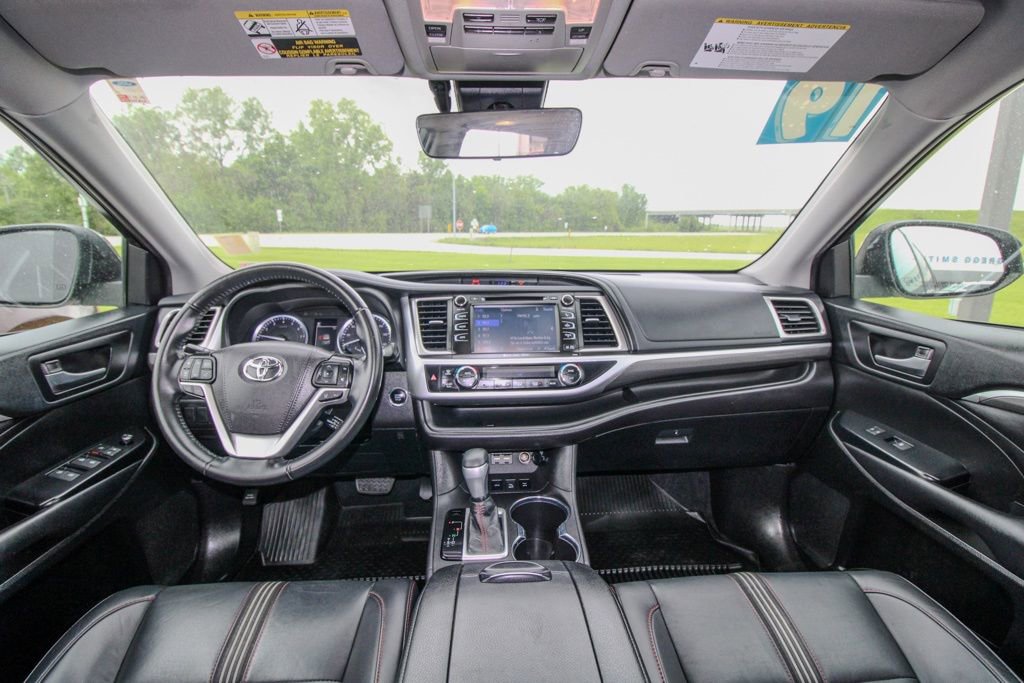 Used 2019 Toyota Highlander SE w/ Nightshade Edition AWD/4WD image 14