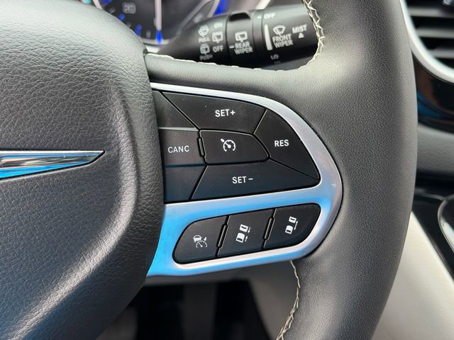Used 2024 Chrysler Pacifica Touring-L image 16
