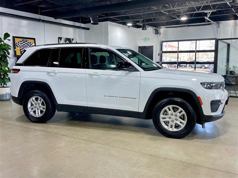 Used 2023 Jeep Grand Cherokee Laredo image 6