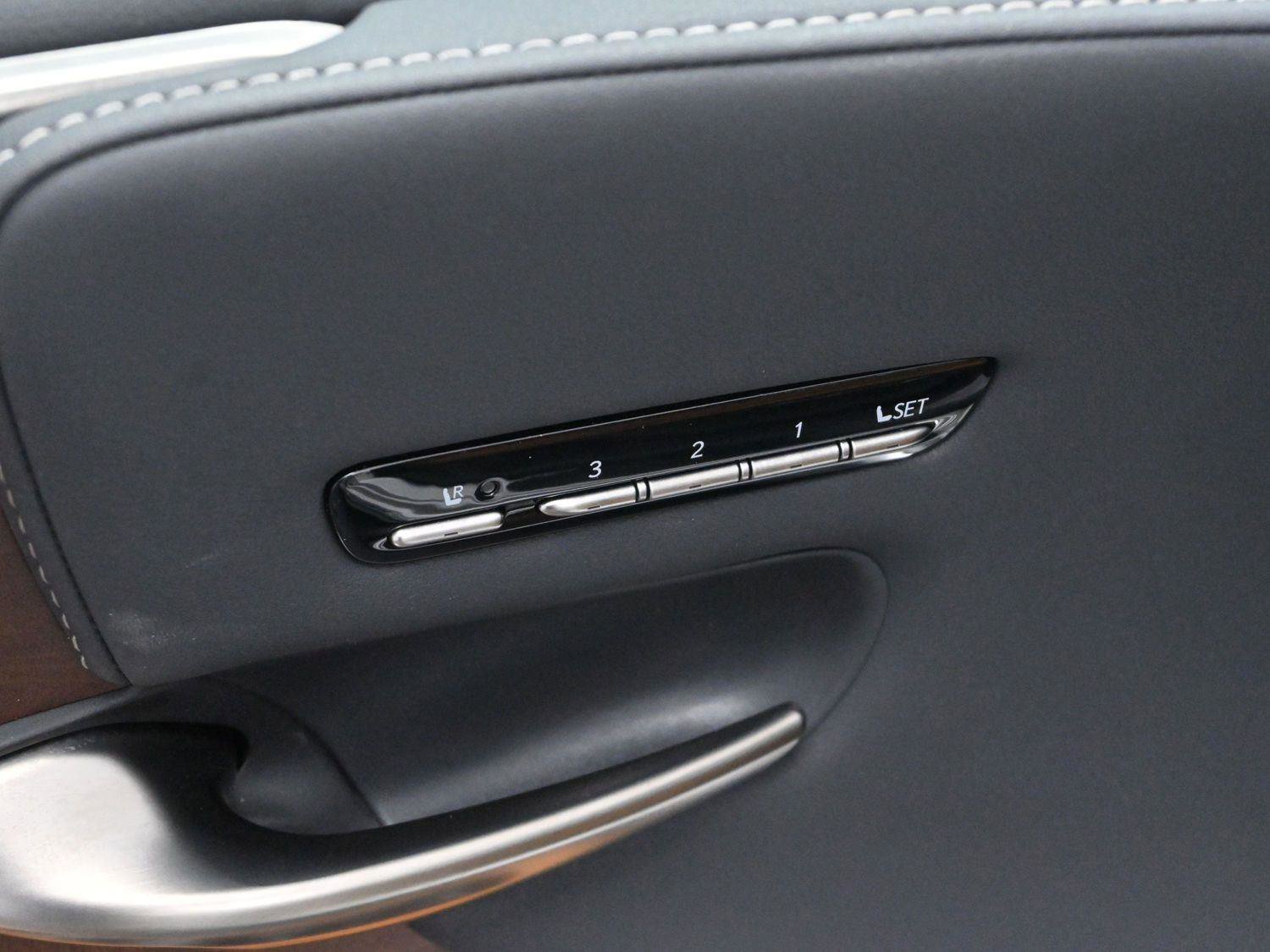 Used 2022 Lexus LS 500 w/ Accessory Package (Z1) image 10