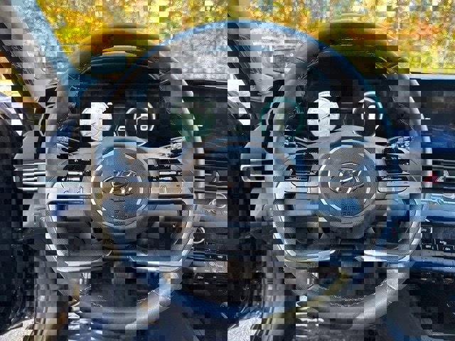 Certified 2023 Hyundai Elantra Limited w/ Preferred Accessory Package image 19