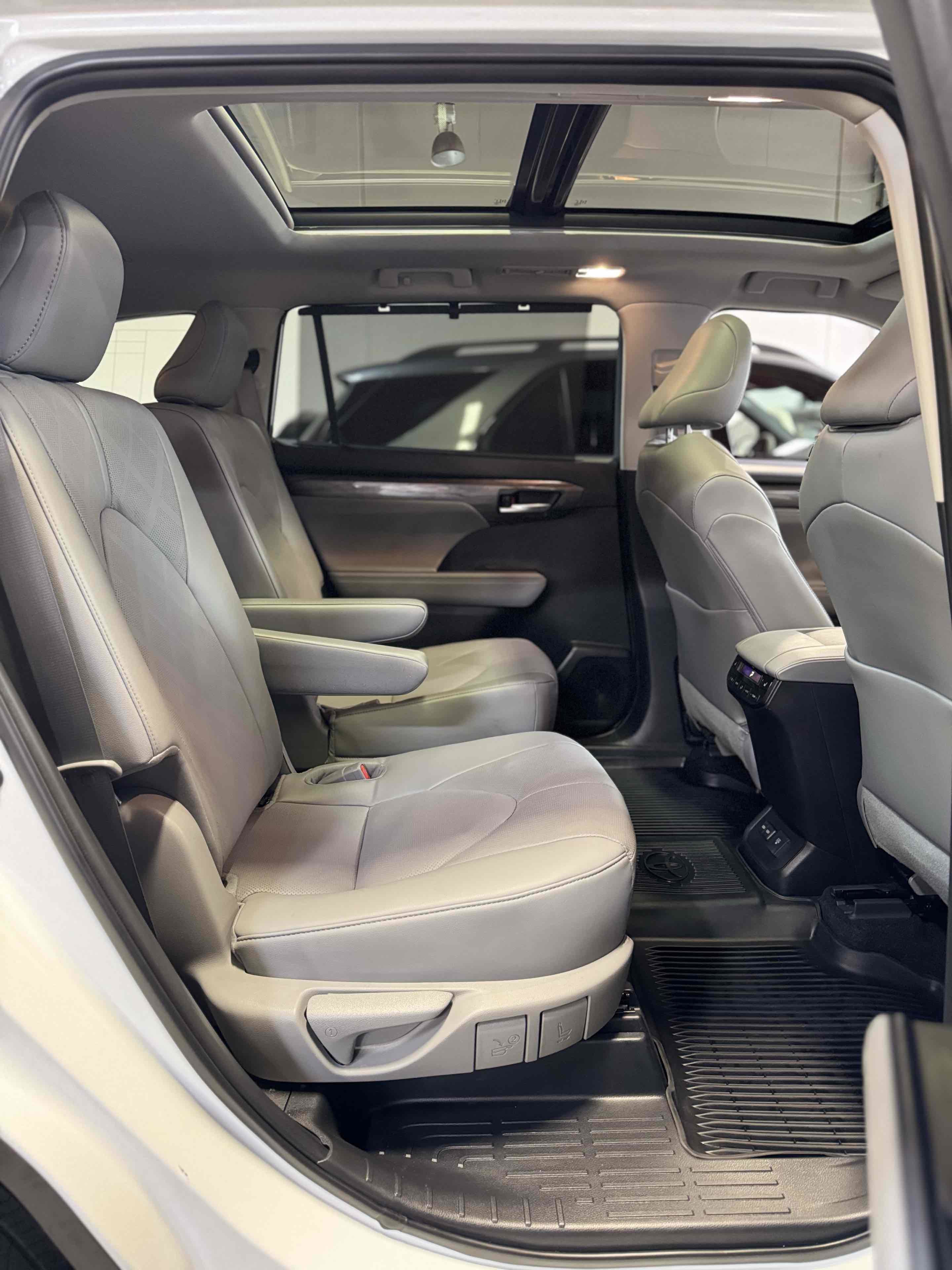 Used 2023 Toyota Highlander Platinum image 35